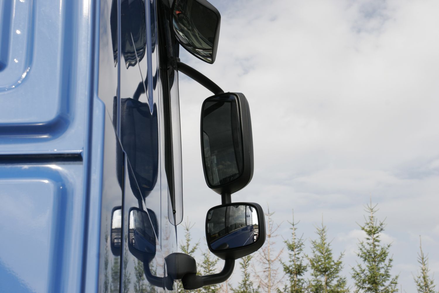 Cómo elegir el retrovisor correcto para tu camión: tipos, homologación ECE R46, diferencias por marca y original vs compatible. Guía para Scania, MAN, Volvo, Iveco, DAF, Mercedes y Renault.