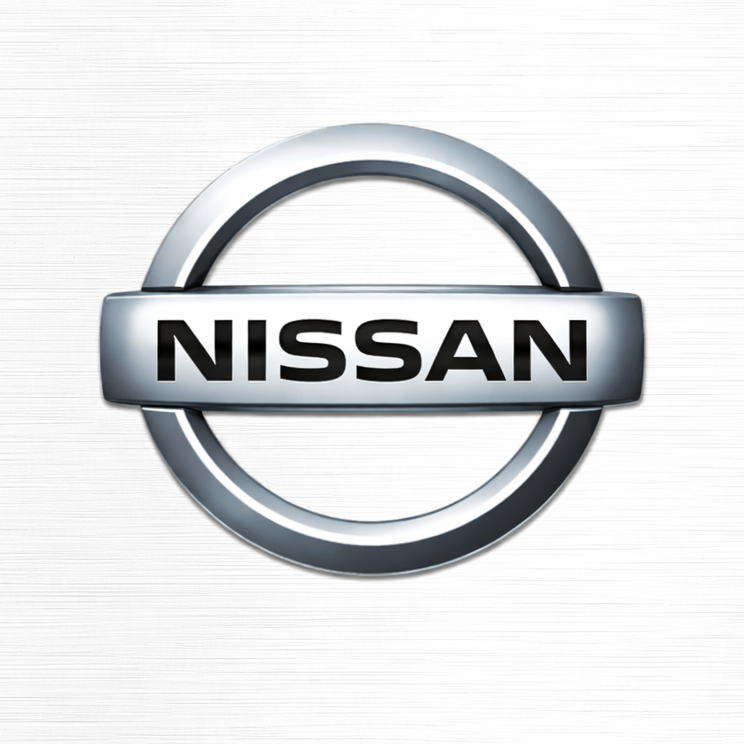 Logo de Nissan en color plateado sobre fondo blanco.