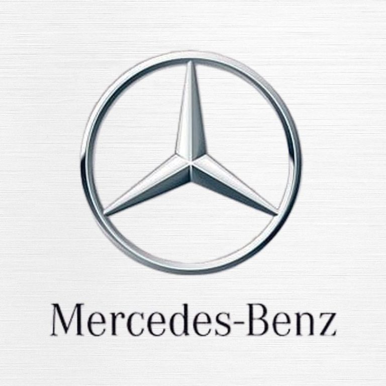 Logo de Mercedes-Benz con estrella de tres puntas sobre fondo plateado.